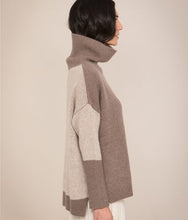Load image into Gallery viewer, Two-Tone Roll Neck Cashmere Jumper in brown