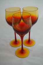 Load image into Gallery viewer, Set of 3 wine glasses