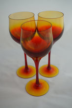Load image into Gallery viewer, Set of 3 wine glasses
